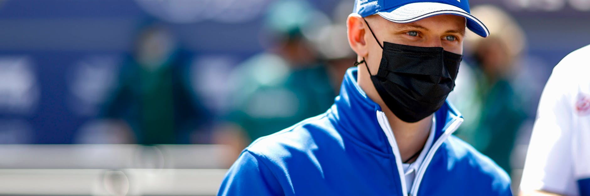 Mick Schumacher inspiziert die Rennstrecke von Portimao in Portugal.