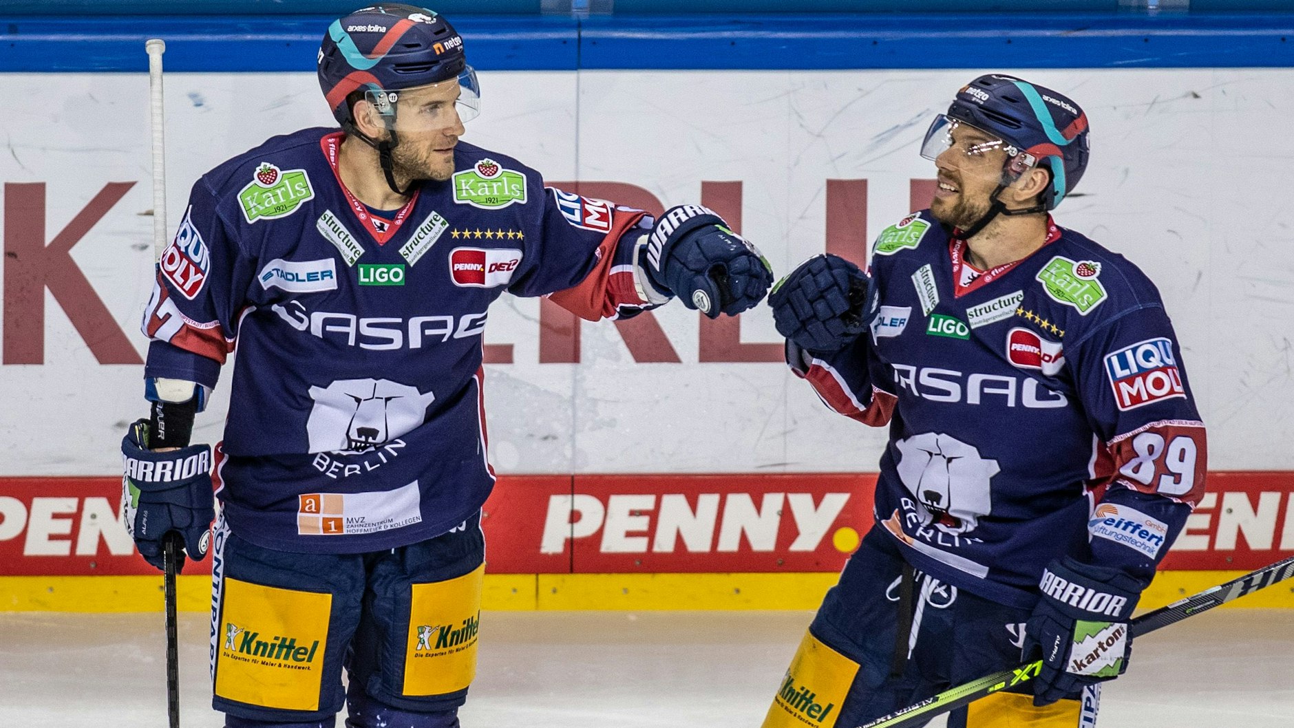 Zach Boychuk (r.) und Matt White spielen auch im nächsten Jahr im EHC-Trikot.
