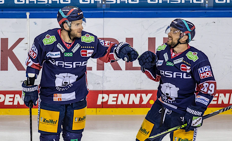 Zach Boychuk (r.) und Matt White spielen auch im nächsten Jahr im EHC-Trikot.