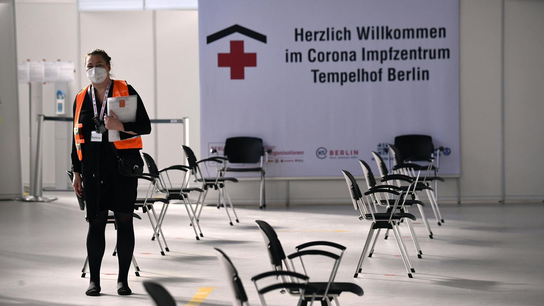 Ein Mann geht durch das neue Corona-Impfzentrum am ehemaligen Flughafen Tempelhof.