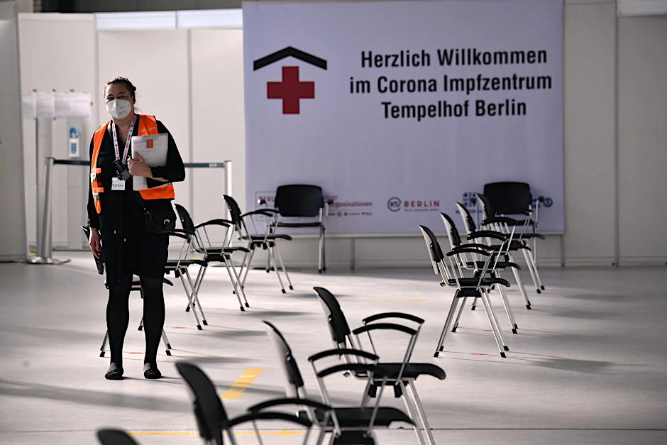 Ein Mann geht durch das neue Corona-Impfzentrum am ehemaligen Flughafen Tempelhof.