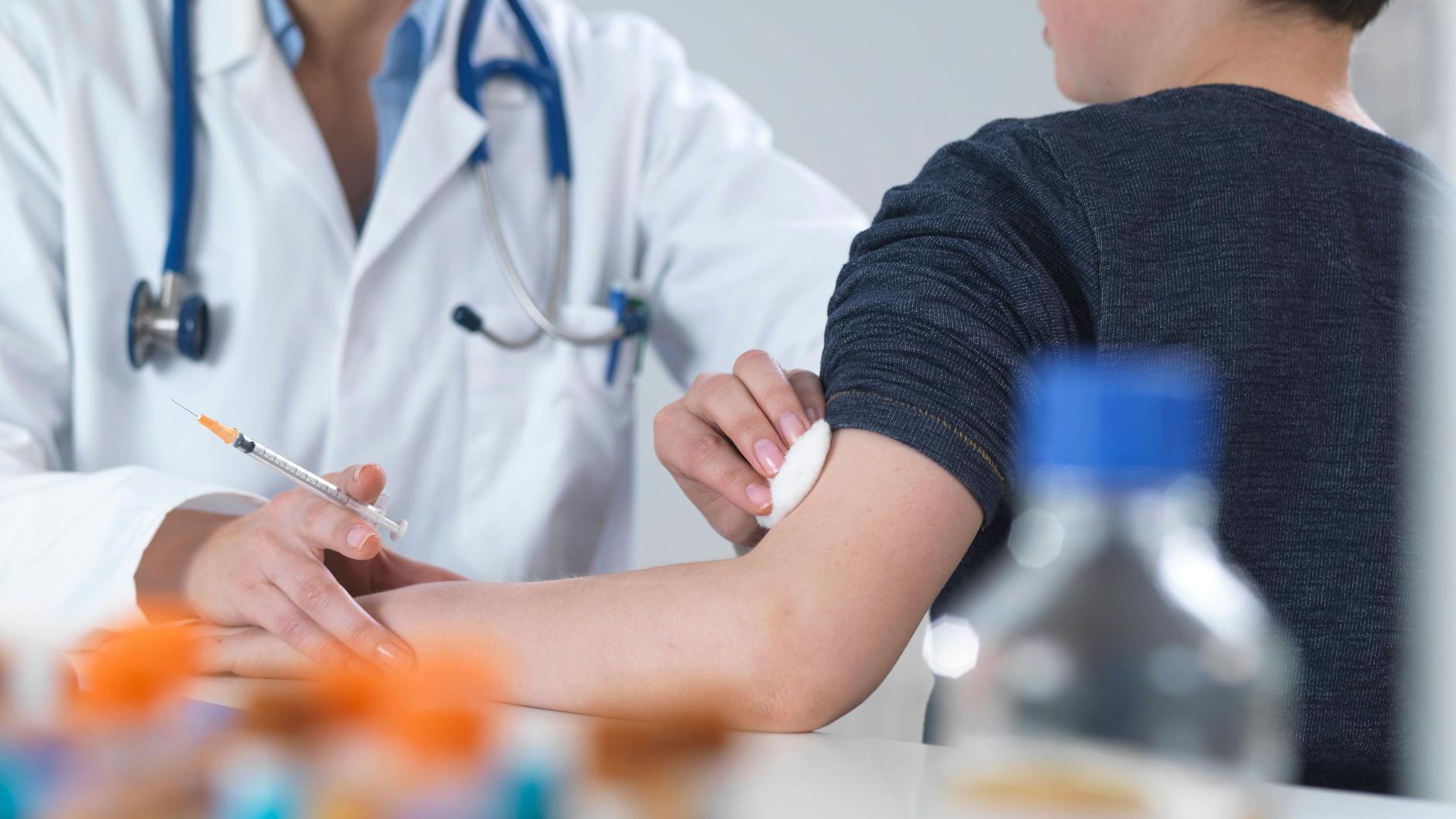 Der Stoffwechsel von Kindern unterscheidet sich von dem der Erwachsenen. Daher müssen die Corona-Impfstoffe entsprechend angepasst werden.