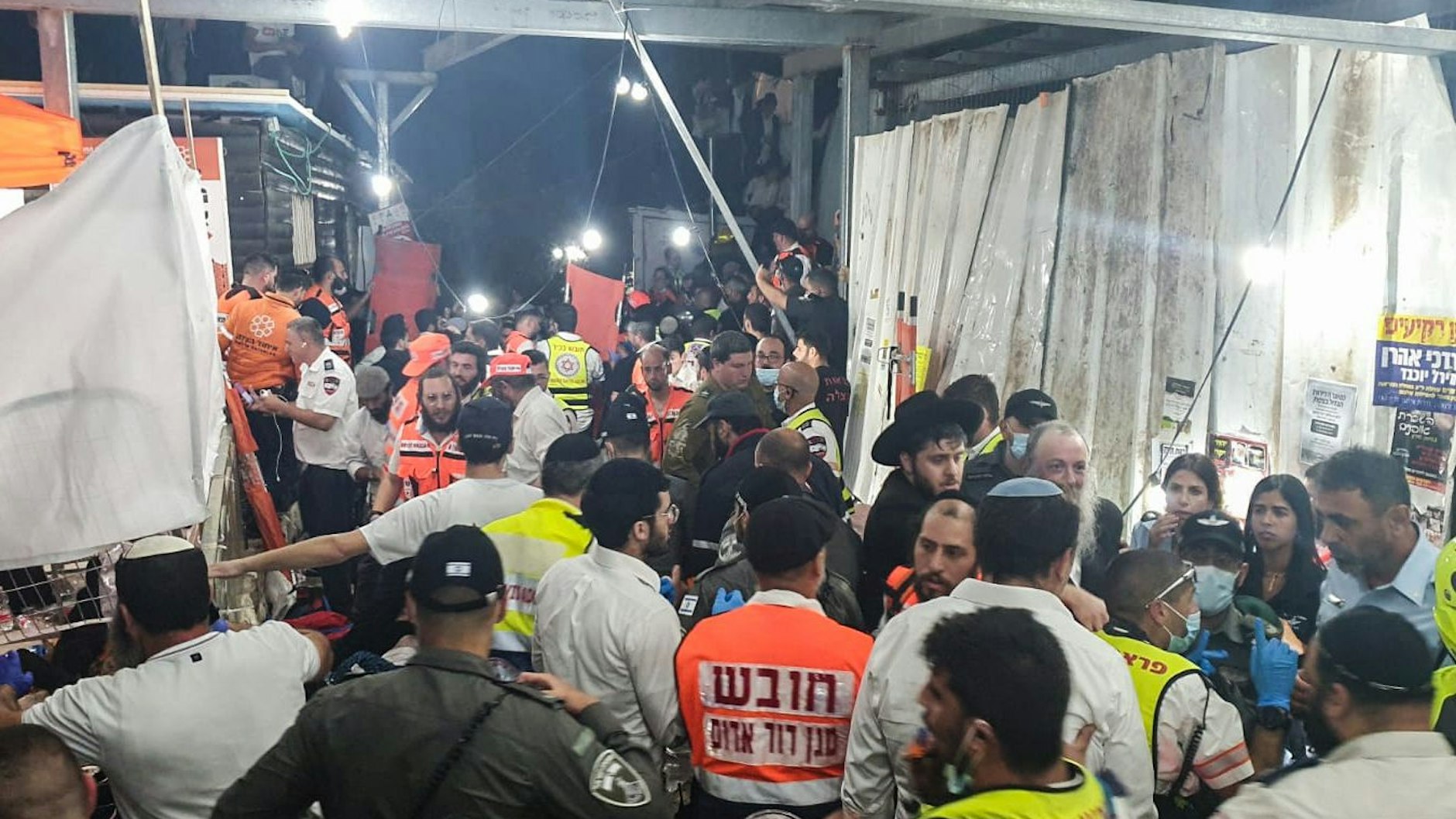 Dieses vom israelischen Rettungsdienst Magen David Adom zur Verfügung gestellte Foto zeigt Ersthelfer in der jüdisch-orthodoxen Pilgerstätte am Berg Meron.&nbsp;