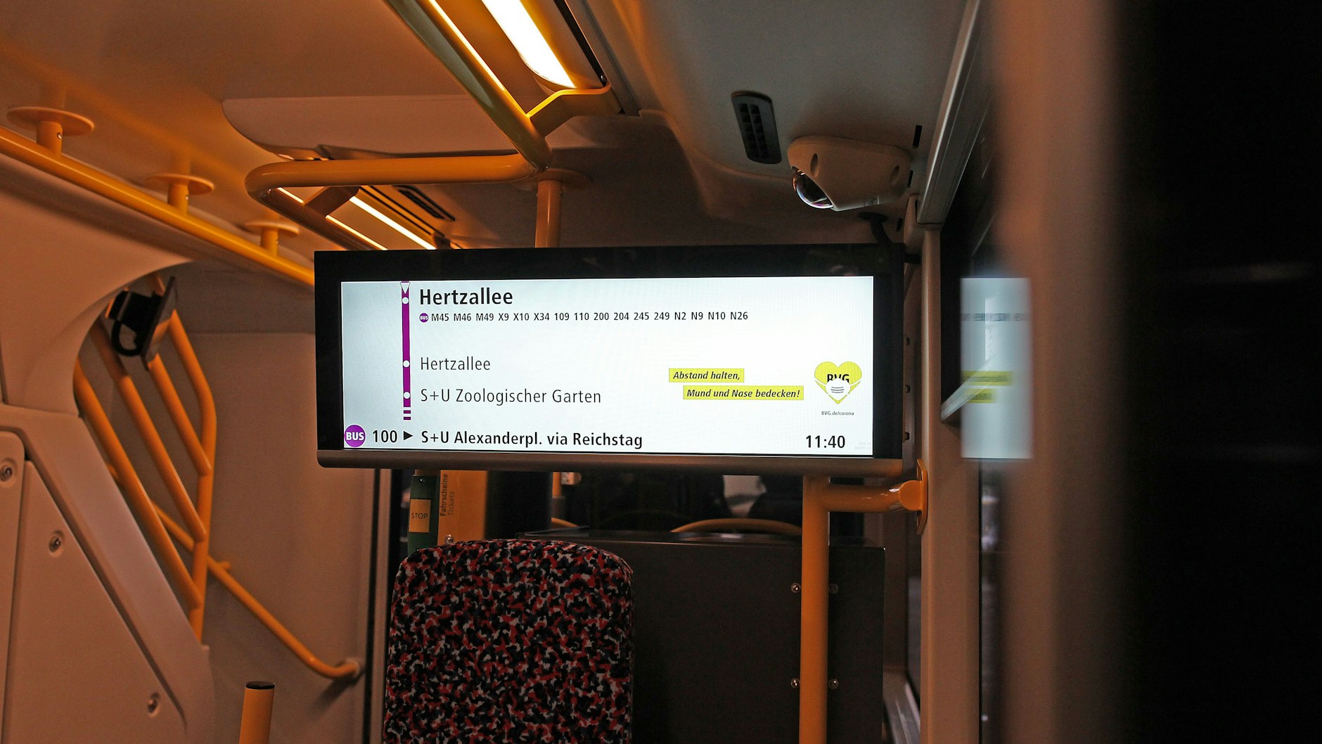 Der Bildschirm wird bei der Serienlieferung vergrößert, zeigt die nächsten drei Haltestellen mit den Umsteigemöglichkeiten.&nbsp;