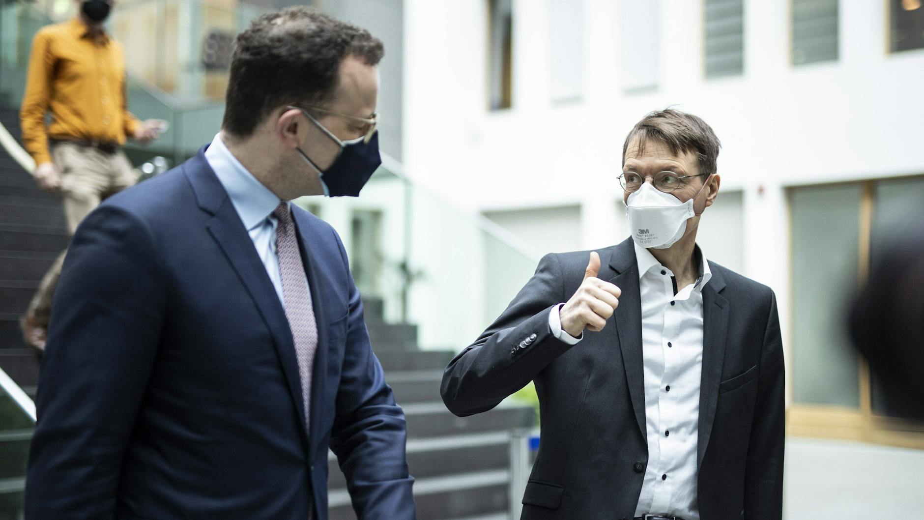 Bundesgesundheitsminister Jens Spahn (li.) hat mehr Freiheiten für vollständig Geimpfte in Aussicht gestellt. Karl Lauterbach unterstützt diesen Vorstoß (Archivbild).