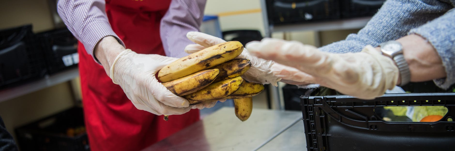 Lebensmittelspenden werden sortiert. (Symbolfoto)