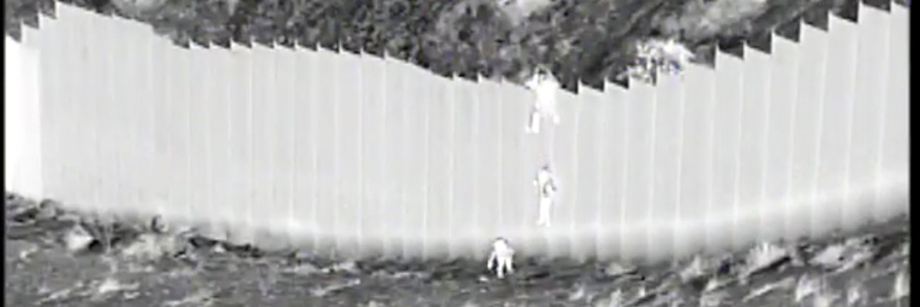 Das Video einer Überwachungskamera zeigt, wie Schmuggler Kinder auf US-Gebiet werfen. 