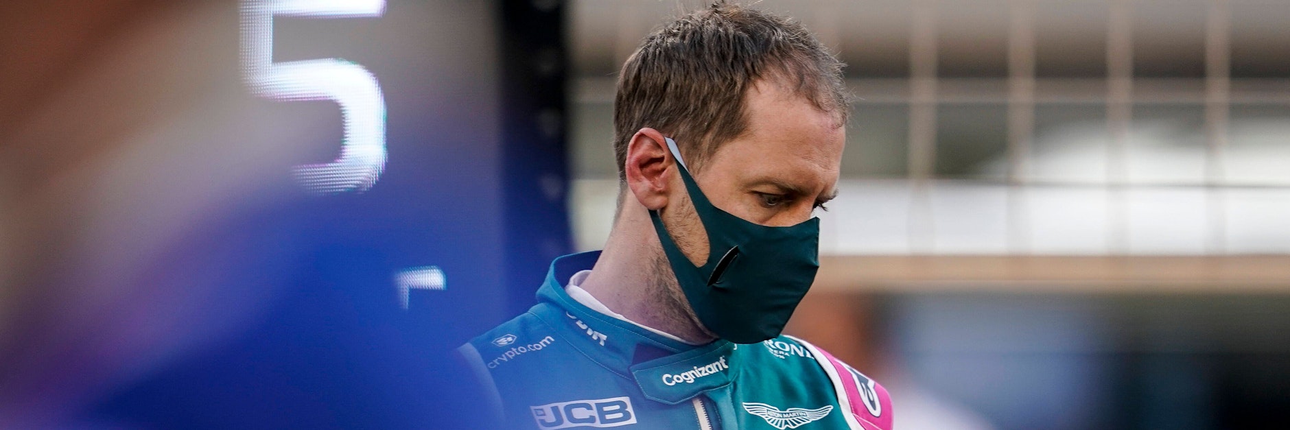 Nachdenklich und mit gesenktem Kopf: Sebastian Vettel vorm Start des ersten Saisonrennens in Bahrain.