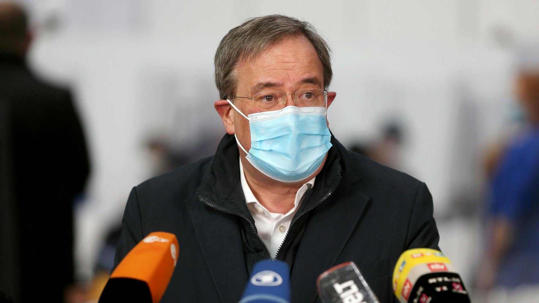 Der CDU-Vorsitzende Armin Laschet fordert auf einer Pressekonferenz im Aachener Impfzentrum einen Lockdown, der die Zeit überbrückt, bis mehr Menschen geimpft sind.