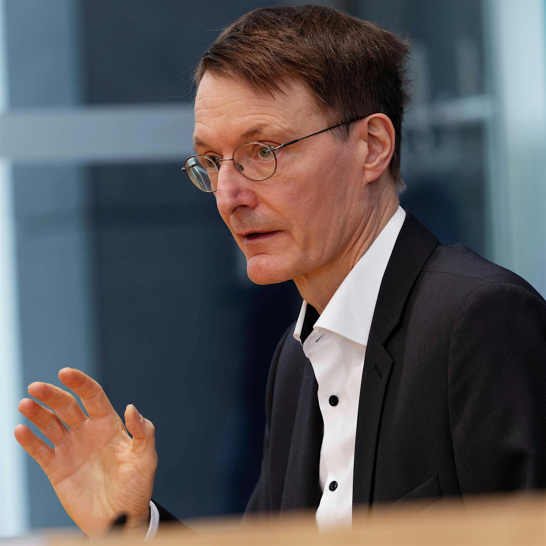 Lauterbach: So können wir den vierten Corona-Lockdown abwenden