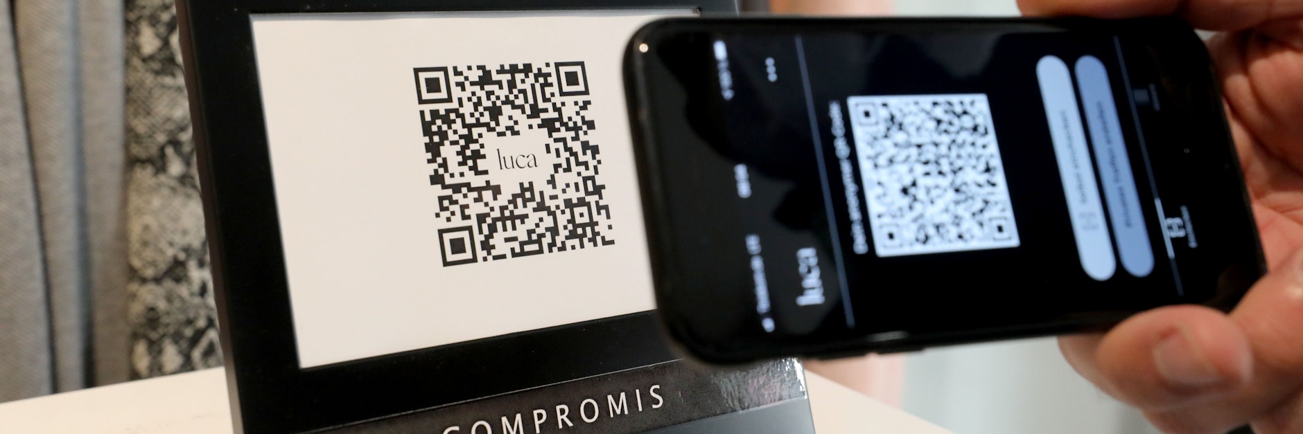 So ist es gedacht: Mit der Luca-App wird ein QR-Code in einem Laden oder Restaurant gescannt.