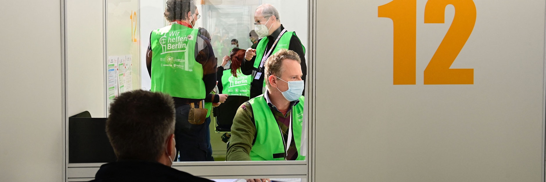 Ein bisschen Papierkrieg, und dann geht es weiter zur kaum zu spürenden Injektion.