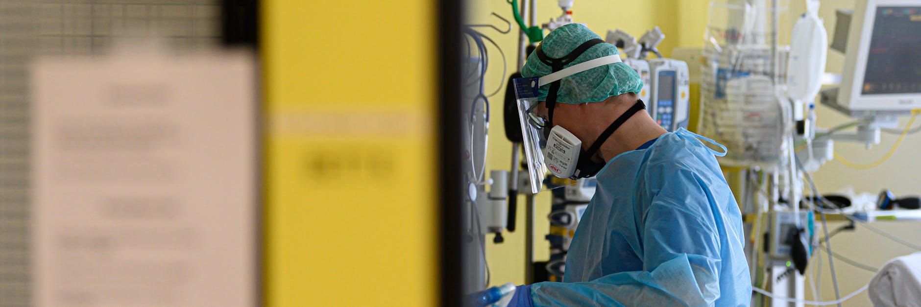 Ein Intensivpfleger auf einer Covid-19-Station (Symbolfoto).