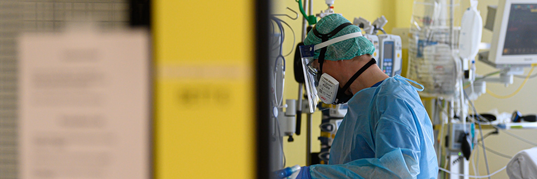 Ein Intensivpfleger auf einer Covid-19-Station (Symbolfoto).