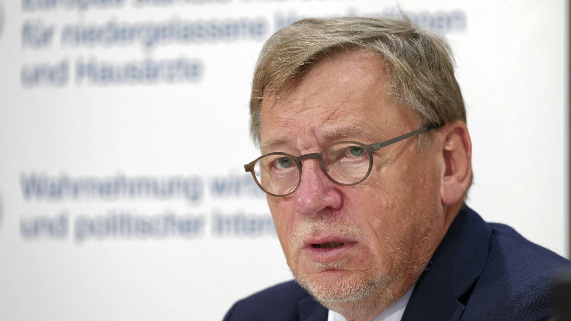 Ulrich Weigeldt, Bundesvorsitzender des Deutschen Hausärzteverbands, hat den Umgang mit dem Corona-Impfstoff von Astrazeneca in Deutschland kritisiert.<br>