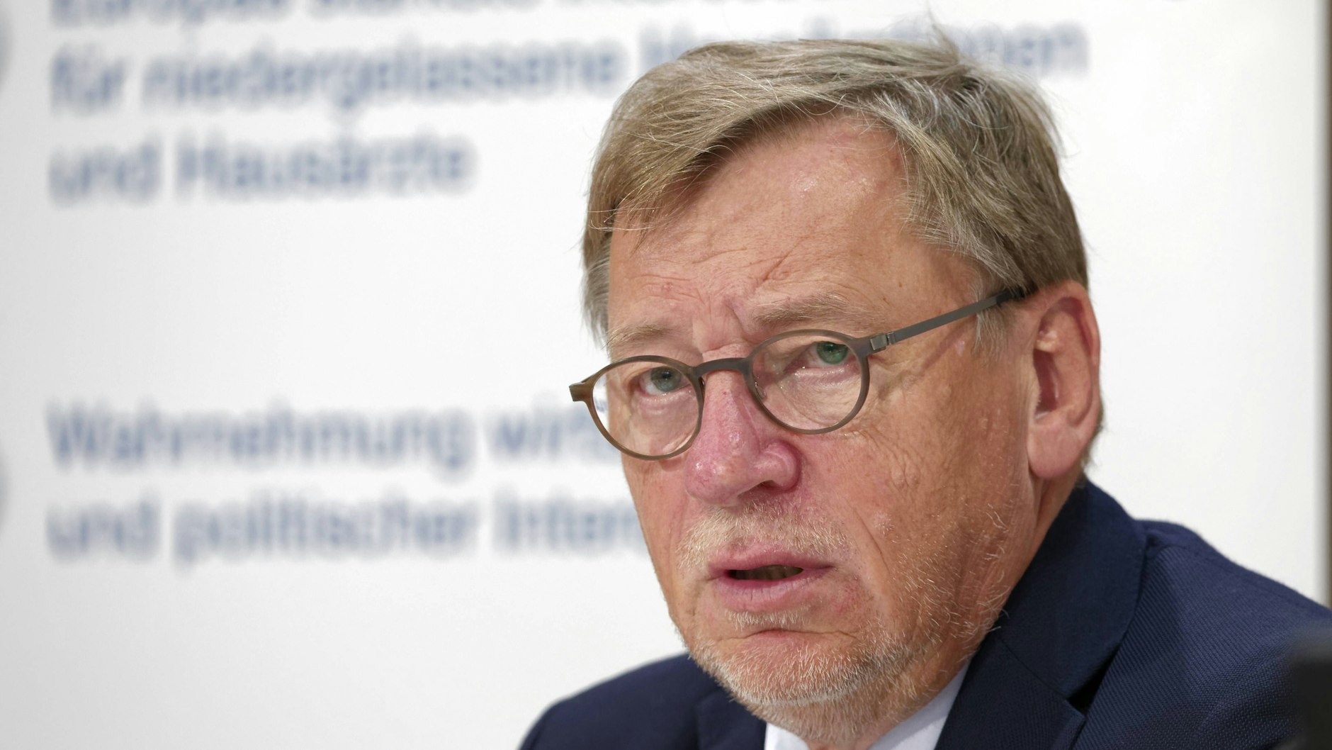 Ulrich Weigeldt, Bundesvorsitzender des Deutschen Hausärzteverbands, hat den Umgang mit dem Corona-Impfstoff von Astrazeneca in Deutschland kritisiert.<br>