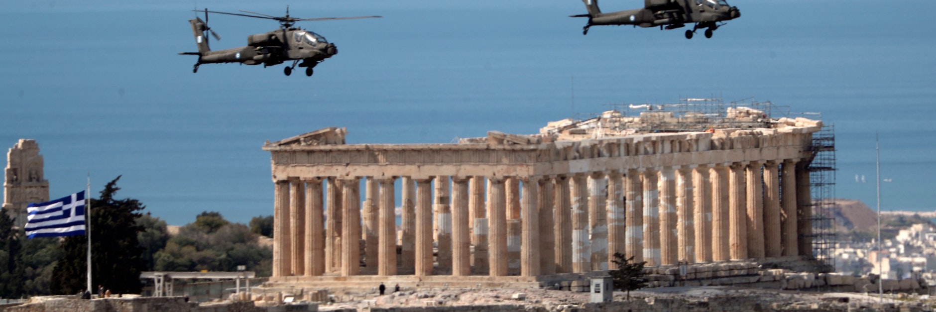 Zum griechischen Unabhängigkeitstag flogen Militärhubschrauber über der Akropolis.