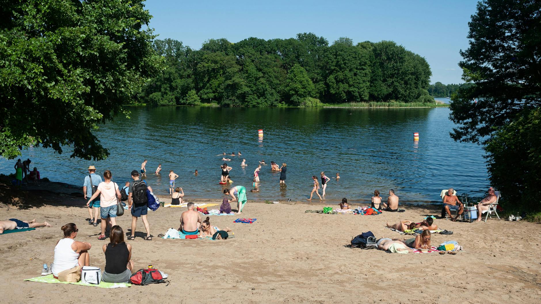 Ausflügler am Tegeler See können sich ab Mai auf ein wiedereröffnetes Strandbad freuen.