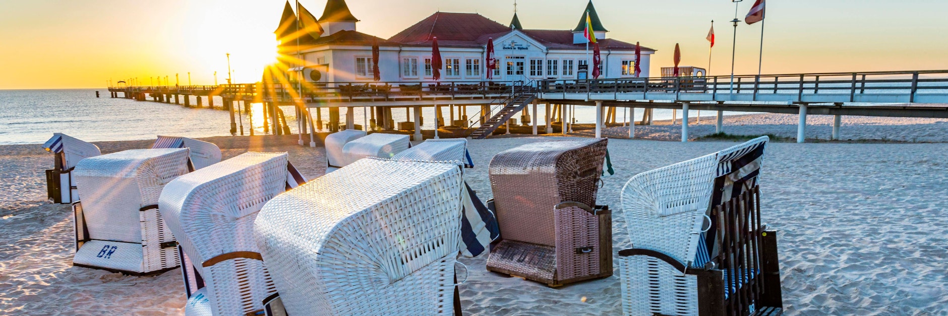 Leere Strandkörbe an der Seebrücke Ahlbeck auf Usedom. Wegen der Corona-Pandemie ist Urlaub in Mecklenburg-Vorpommern verboten. (Archivbild)