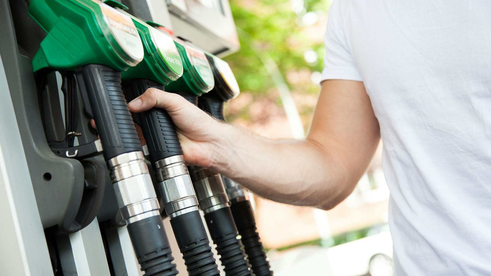 Tanken ist wichtig – nicht immer sind es aber die eigenen Quellen, an denen gezapft wird.