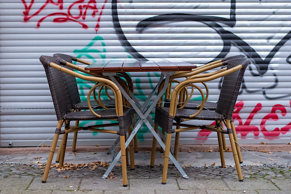 Tische und Stühle vor einem geschlossenen Restaurant in Berlin Prenzlauer Berg.&nbsp;&nbsp;