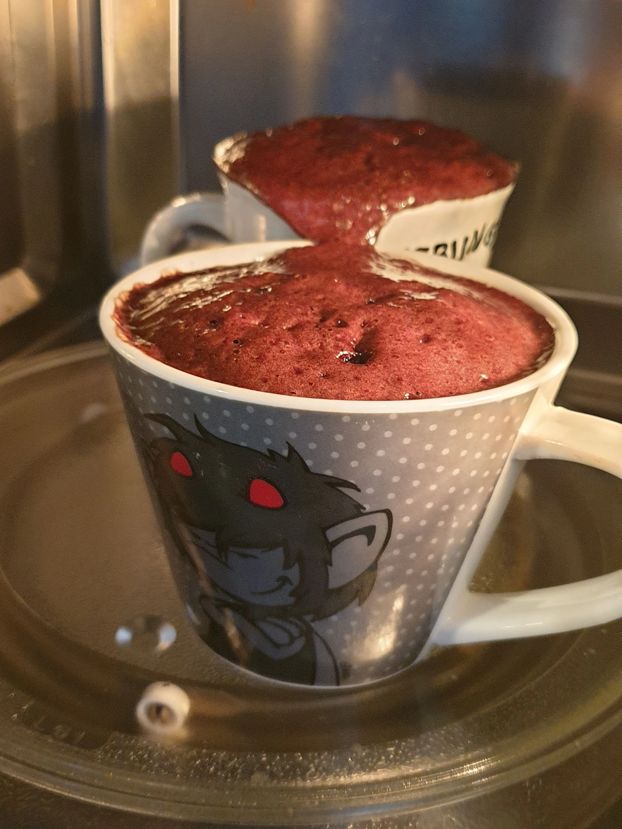 In fünf Minuten ist der Tassenkuchen aus der Mikrowelle fertig.