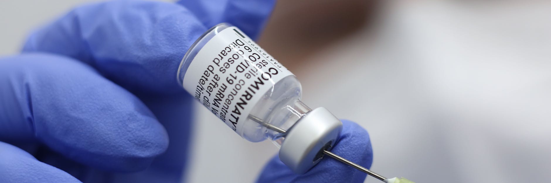 Eine Spritze mit dem Corona Impfstoff von Biontech wird im Impfzentrum aufgezogen. 