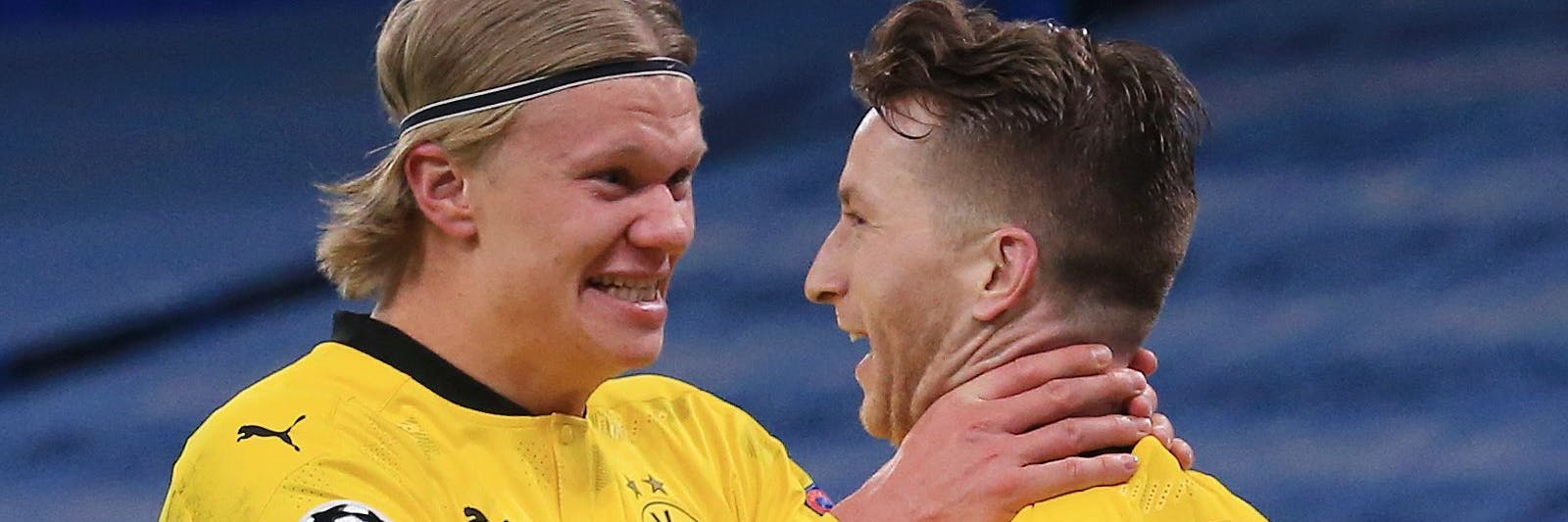Erling Haaland (l.) würgt Torschütze Marco Reus vor lauter Freude über den zwischenzeitlichen Ausgleich.