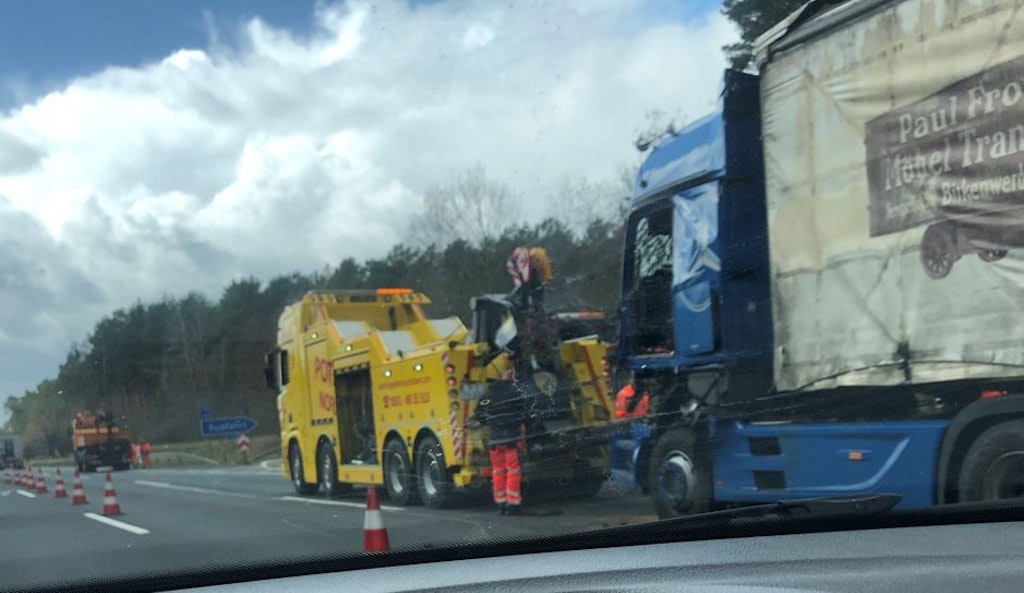 Lkw Durchbricht Leitplanke Elf Kilometer Langer Stau Auf A9 Bei Beelitz