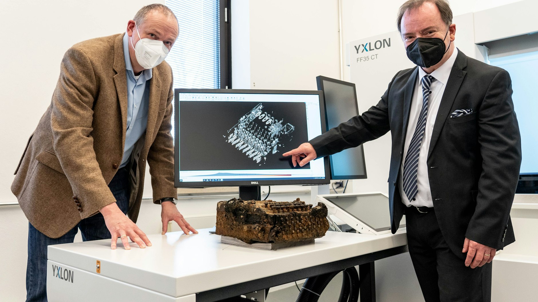 01.Thorsten Buzug (r), geschäftsführender Direktor der Fraunhofer-Einrichtung für individualisierte und zellbasierte Medizintechnik (IMTE) und Ulf Ickerodt, Leiter des archäologischen Landesamtes Schleswig-Holstein zeigen eine Enigma-Verschlüsselungsmaschine, die mit einem Computertomographen aus der Medizintechnik untersucht wurde.&nbsp;
