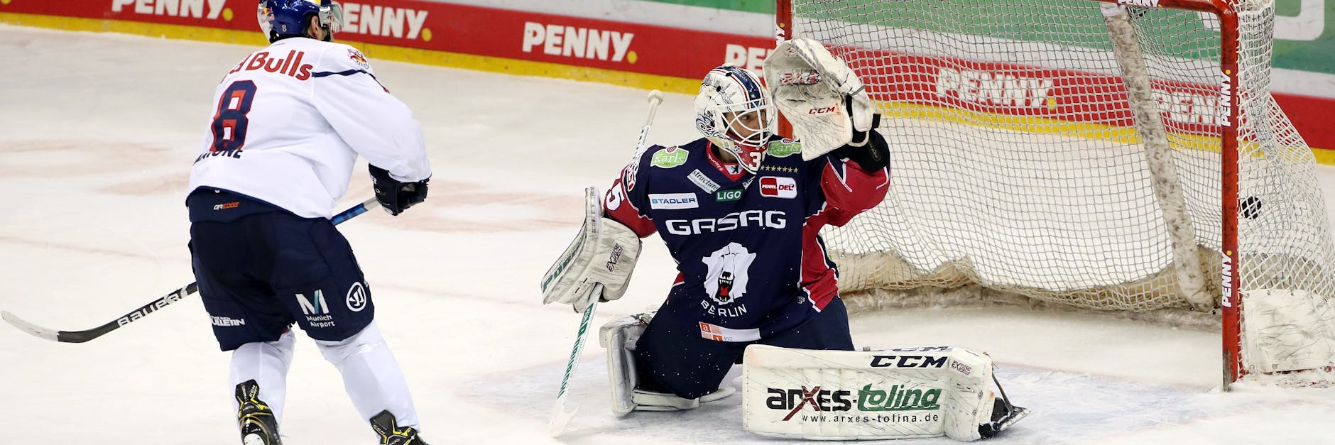 Matt Maione bleibt eiskalt, trifft gegen Mathias Niederberger zum 4:0 für München.