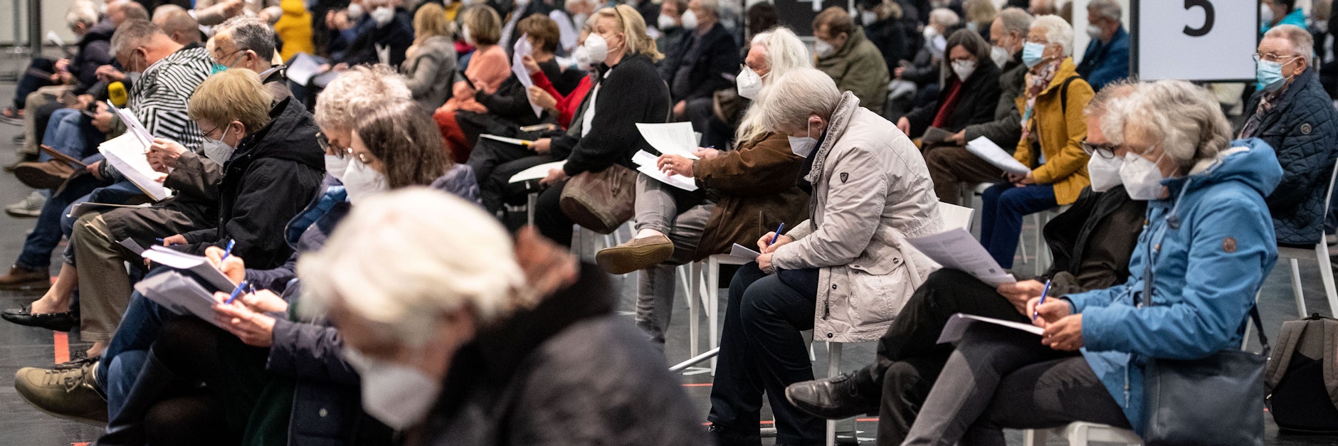 Wie in Berlin können sich auch in Nordrhein-Westfalen die 60- bis 70-Jährigen mit Astrazeneca ohne Einladung impfen lassen, und nahmen das Angebot in Scharen an.