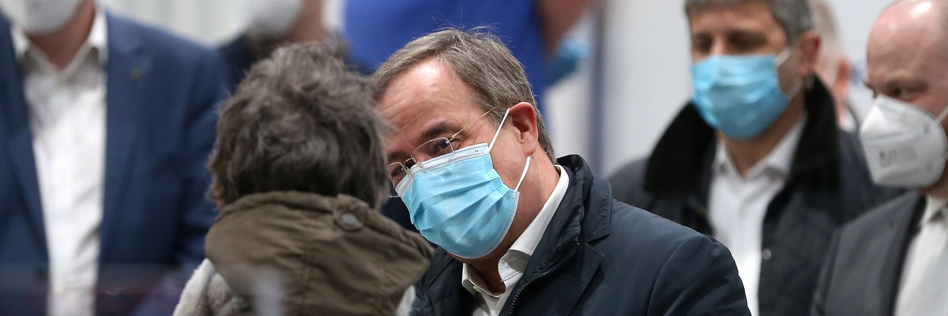 Armin Laschet spricht mit einer Frau, die sich im Aachener Impfzentrum immunisieren ließ. Dort hatte der Ministerpräsident seinen Vorschlag für einen Brücken-Lockdown gemacht.&nbsp; &nbsp;