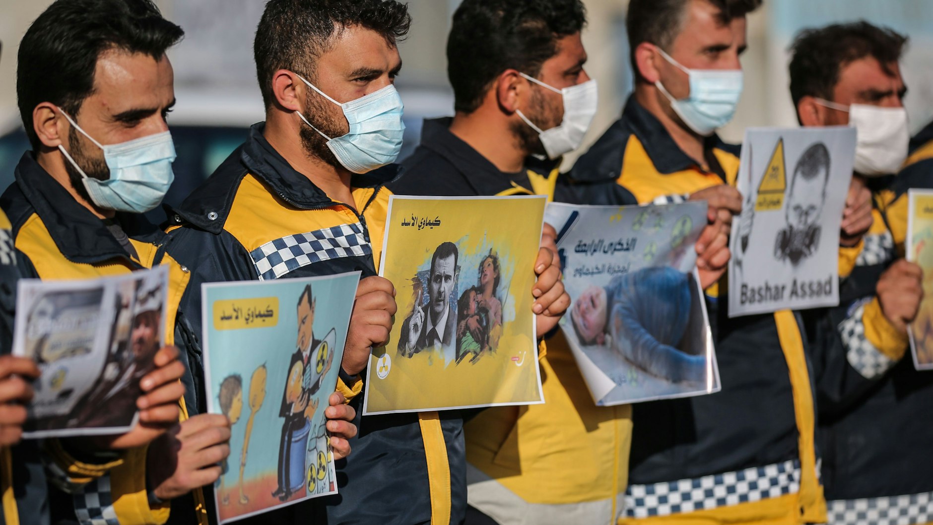 Demonstranten im syrischen&nbsp;Idlib. Sie halten&nbsp;Plakate während eines Protests zum vierten Jahrestag eines Giftgasangriffs, der angeblich von syrischen Regierungstruppen auf Chan Schaichun verübt wurde.