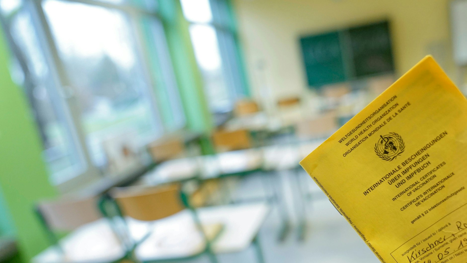 Schule und Klassenzimmer im Lockdown (Symbolbild): Medizinern wie dem Chef der Kassenärztlichen Vereinigung Westfalen-Lippe geht Armin Laschets Forderung nach einem „Brückenlockdown“ nicht weit genug.