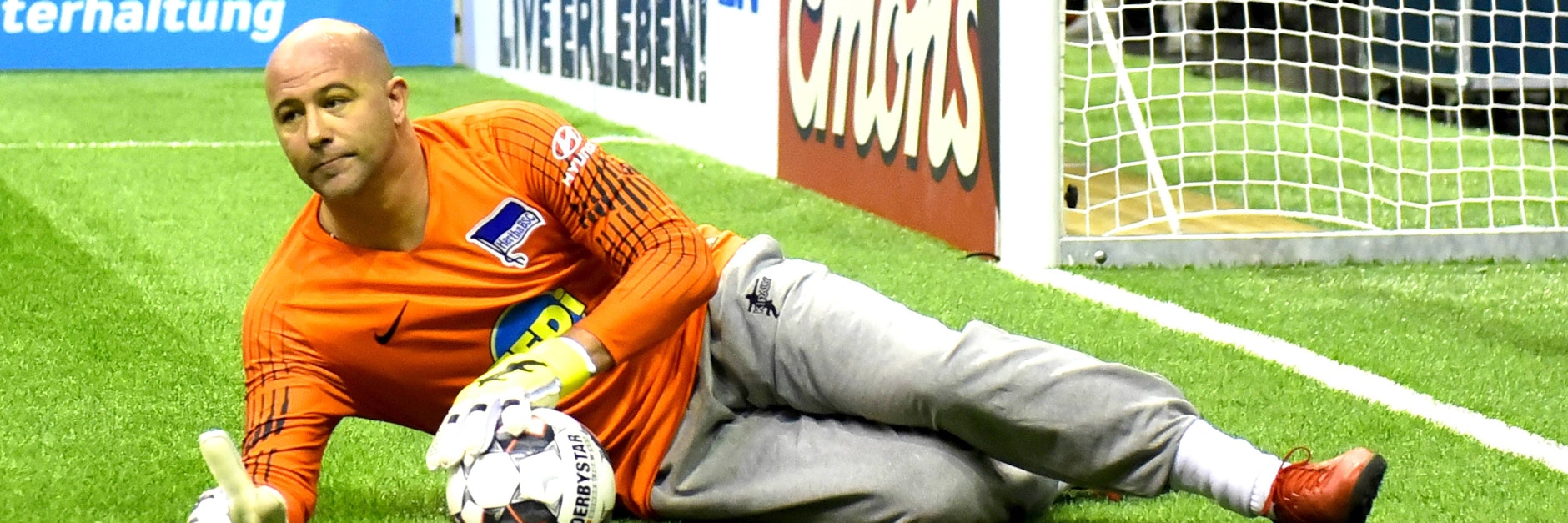 Gábor Király, hier für Hertha BSC beim Legenden-Turnier am Ball, wird als Torwart-Trainer bei den Blau-Weißen gehandelt.