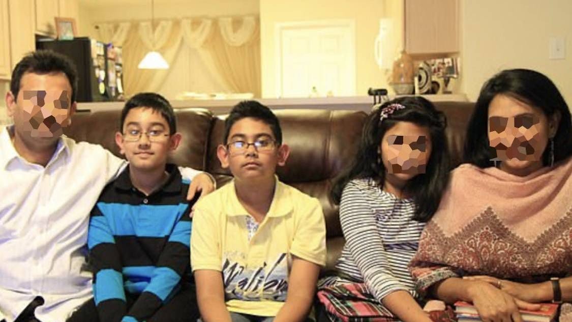 Ein Bild aus vergangenen Tagen: Farhan (l.) und Tanvir Towhid mit ihrer Familie.