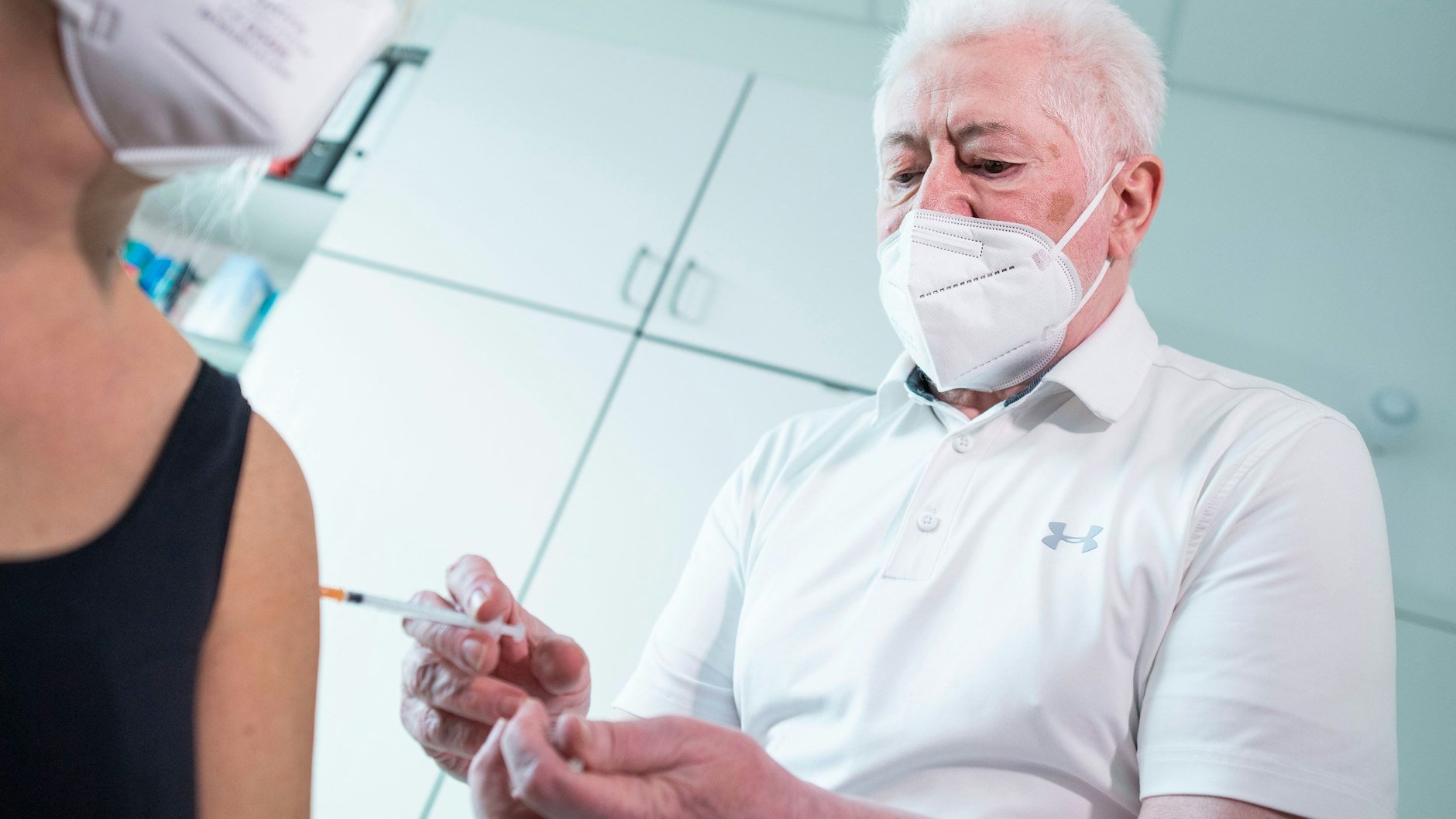 Dr. Wolfgang Kreischer impft am Mittwochnachmittag eine Frau gegen Corona. „Etwa sechs Patienten kann ich pro Stunde impfen“, sagt der Mediziner, der auch als Impfarzt in einem Impfzentrum tätig war. <br><br><br>