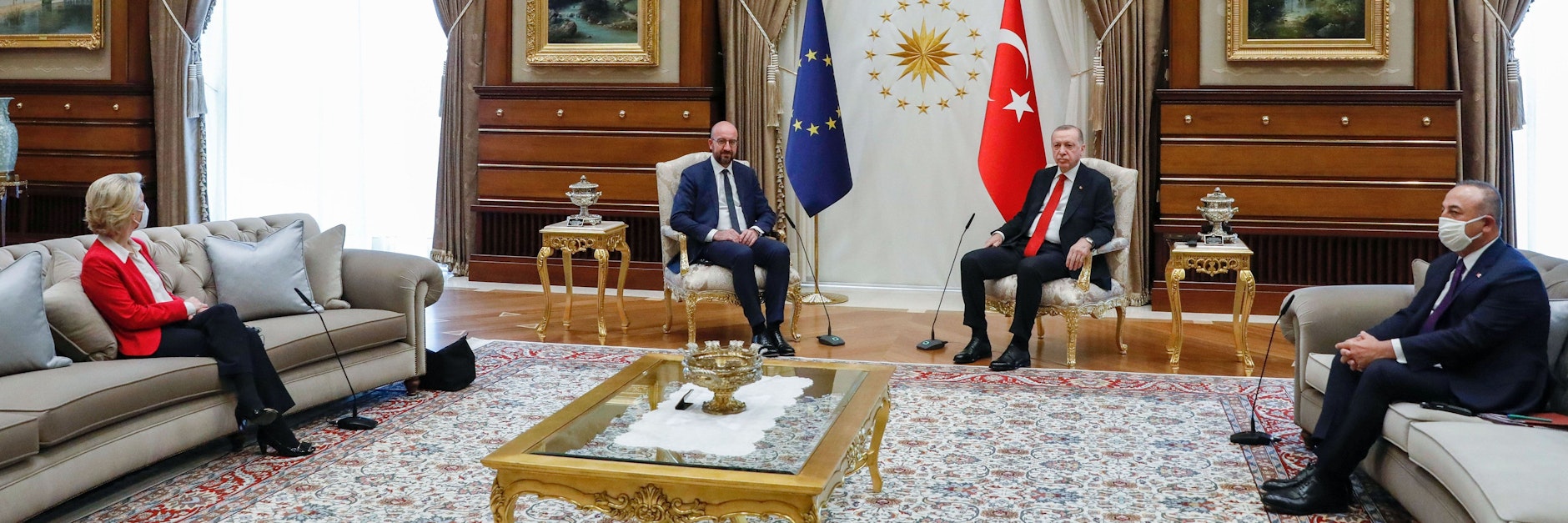 Türken-Präsident Erdogan und EU-Ratspräsident Charles Michel dürfen thronen, Kommissionspräsidenten Ursula von der Leyen muss gegenüber vom türkischen Außenminister auf einem niedrigen Sofa hocken.