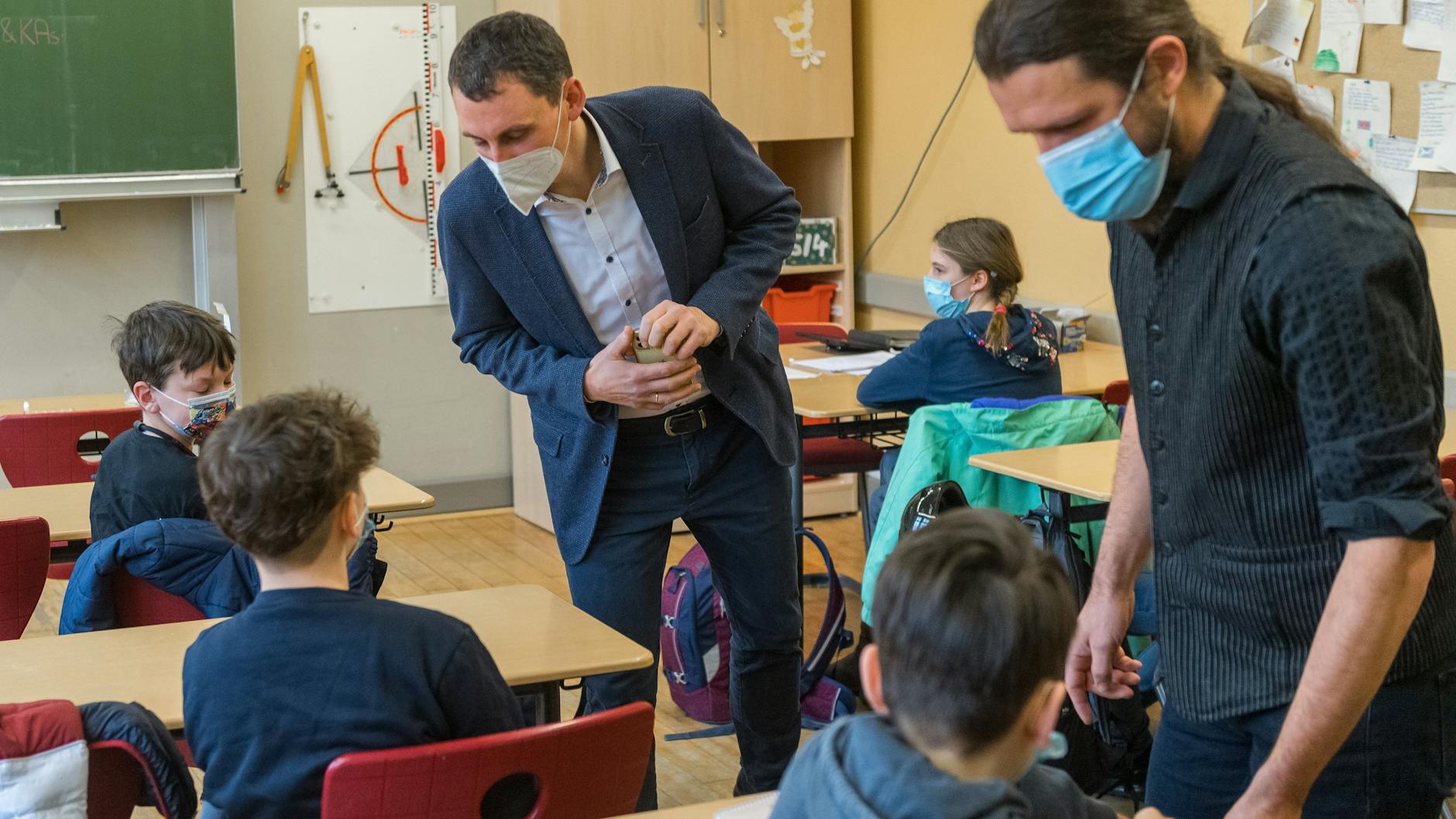 Ein Klassenlehrer in Halle (Saale) überprüft einen vor Ort durchgeführten Selbsttest. Auch Sachsen-Anhalt gehört zu den Bundesländern mit Testpflicht für Schülerinnen und Schüler.