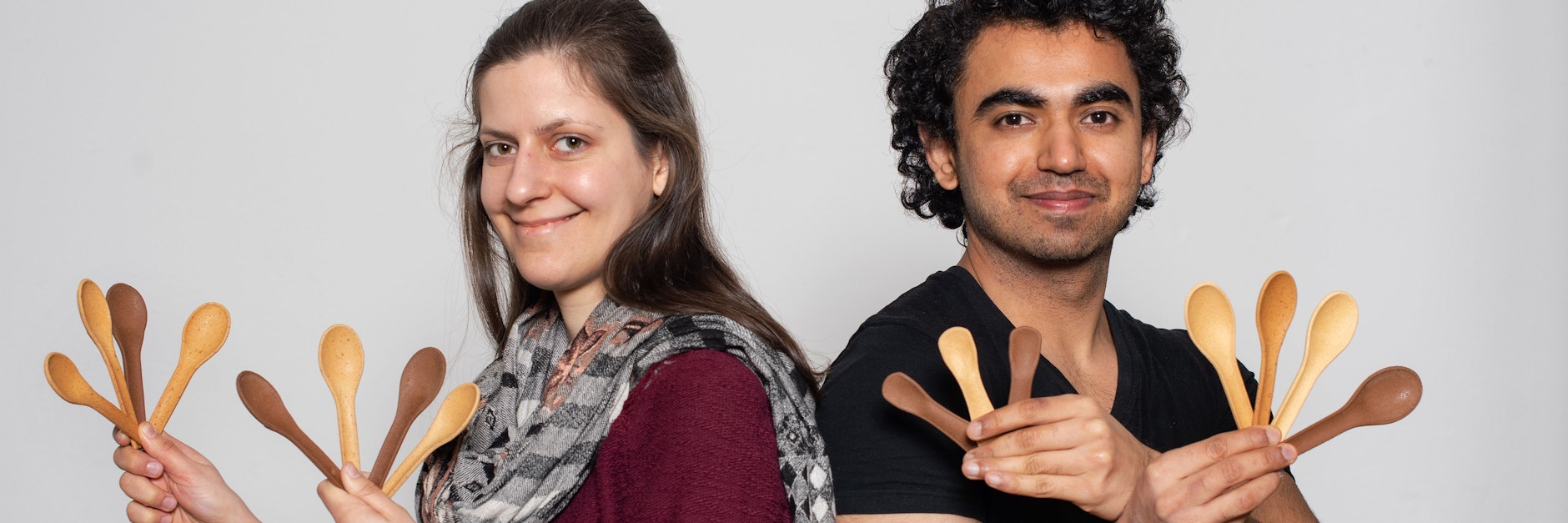 Juliane Schöning und Hemant Chawla mit ihren essbaren Löffeln aus Brotteig.