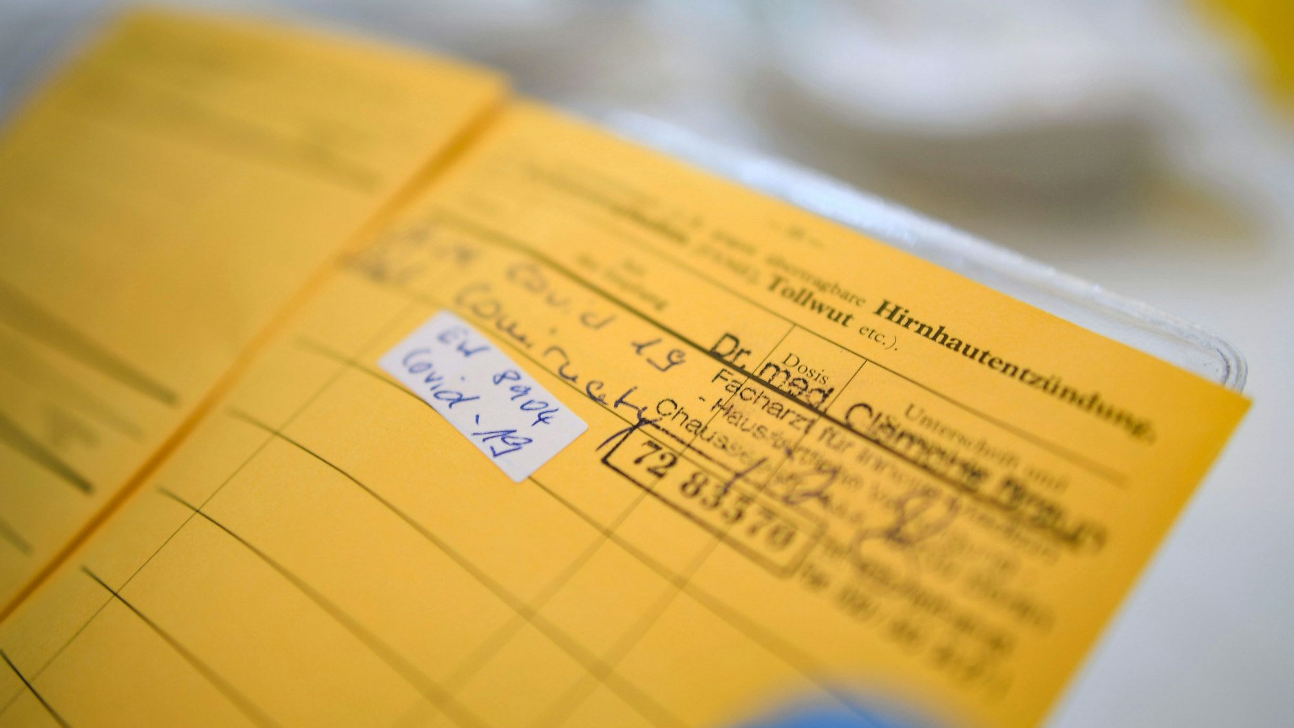 Endlich steht der Stempel im Impfausweis der Patientin&nbsp;Bärbel Eichberg.&nbsp;<br>
