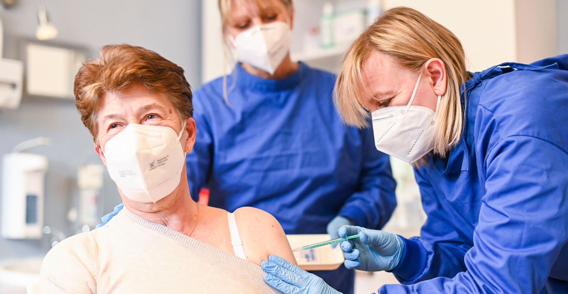 Patientin Bärbel Eichberg wurde am Mittwochnachmittag in der Praxis von Dr. Clemens Braun in Berlin-Wannsee geimpft. „Ich bin sehr glücklich. Es ist ein weiterer Schritt Richtung Hoffnung“, so die 73-Jährige.<br>