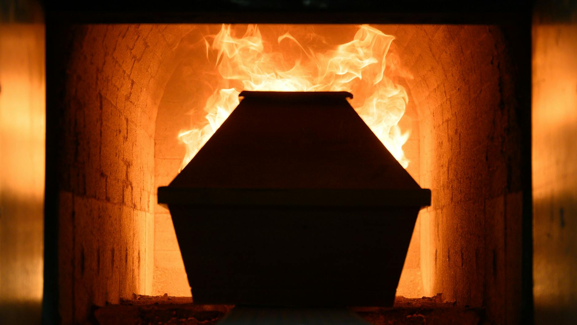 Der Sarg eines Todesopfers der Corona-Pandemie wird in einem Krematorium verbrannt (Symbolbild).