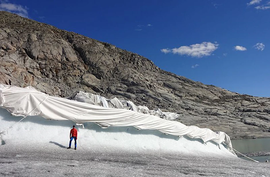 Unter der Gletscherabdeckung am Rhonegletscher sind in einem Jahr rund vier Meter weniger Eis geschmolzen als im nicht abgedeckten Bereich.