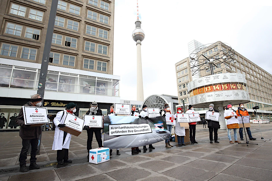 Das Bündnis Klinikrettung macht mit einer Aktion am Alexanderplatz auf die drohenden Schließungen aufmerksam.