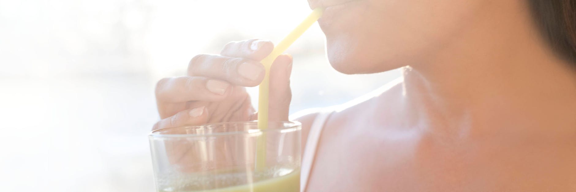 Einige Tage nur Saft, Wasser und Brühe, darum geht es bei der Saftkur. So soll der Körper entgiften.