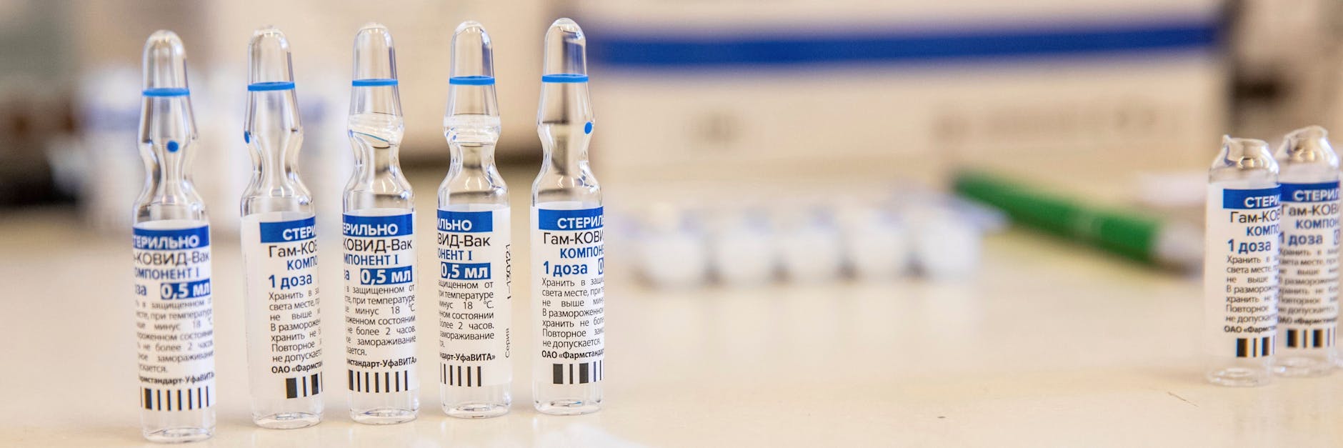 Fläschchen mit dem russischen Impfstoff Sputnik V stehen auf einem Tisch.
