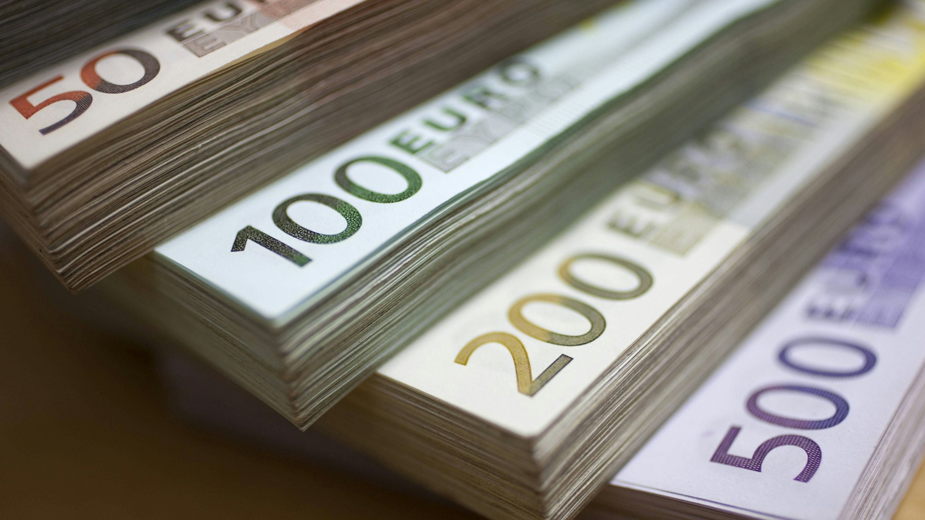 Diese Geldbündel dürften für den jüngsten Milliardär der Welt nur Taschengeld sein.