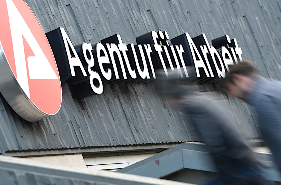 Die Arbeitslosigkeit ist durch Corona nicht stark gestiegen. Das ist laut Ökonomen ein Verdienst des Kurzarbeitergeldes. Allerdings wird es für Menschen ohne Job zunehmend schwerer, den Wiedereinstieg in den Arbeitsmarkt zu finden.